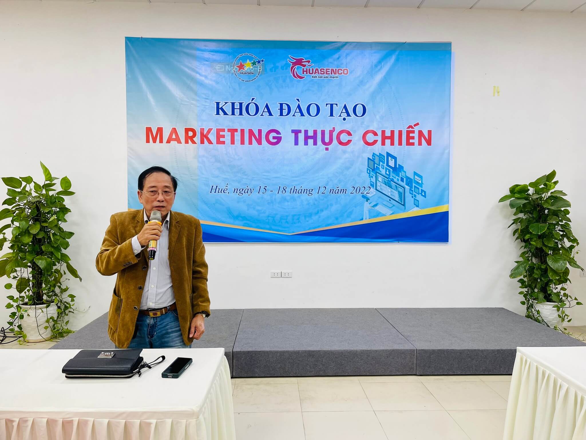 Ông Dương Tuấn Anh phát biểu trong buổi lễ khai giảng