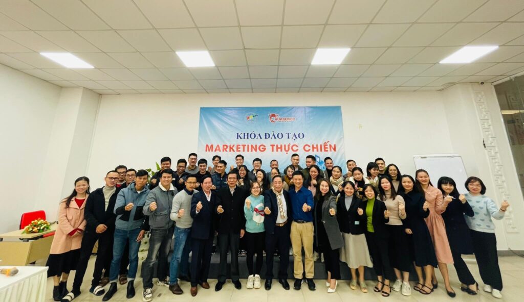 Các học viên cùng giảng viên chục hình lưu niệm