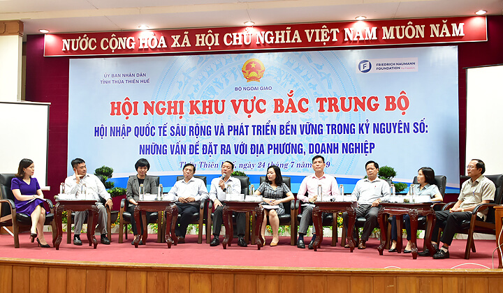 Các đại biểu trao đổi, thảo luận những vấn đề liên quan đến hội nhập kinh tế quốc tế