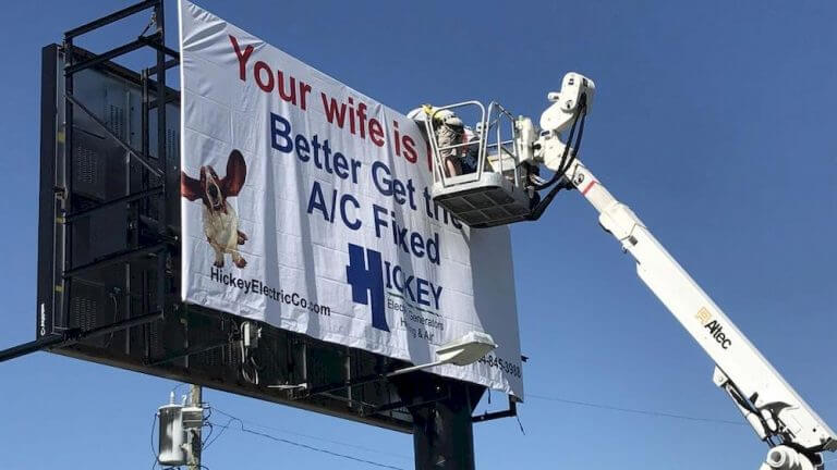 Thi công Billboard quảng cáo khá phức tạp và cần sử dụng tới máy móc