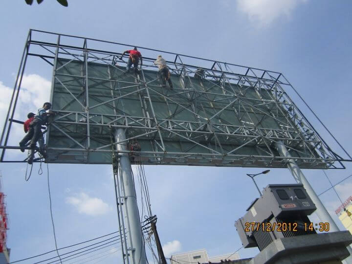 Kết cấu biển Billboard bao gồm phần móng, chân cột và khung bảng quảng cáo